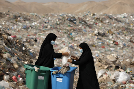 بين أكوام النفايات: النساء في مكبات النفايات يواجهن تحديات البيئة والصحة في العراق